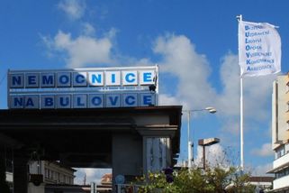 Plameny na sále: Porod císařským řezem se v pražské nemocnici proměnil v noční můru